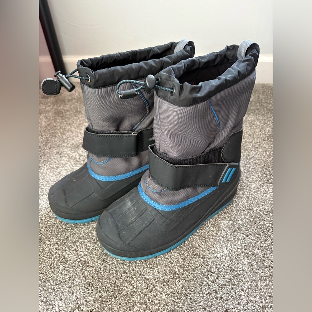 Snow boots size 4